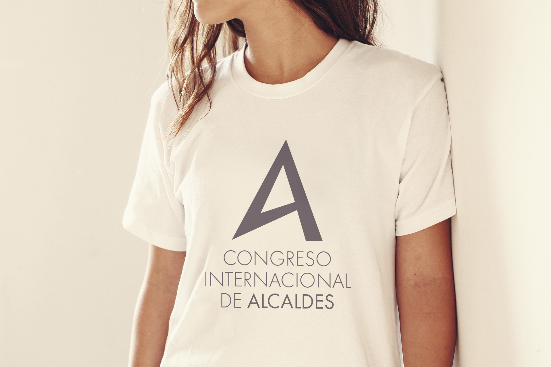 free-girl-t-shirt-logo-branding-mock-up-psd